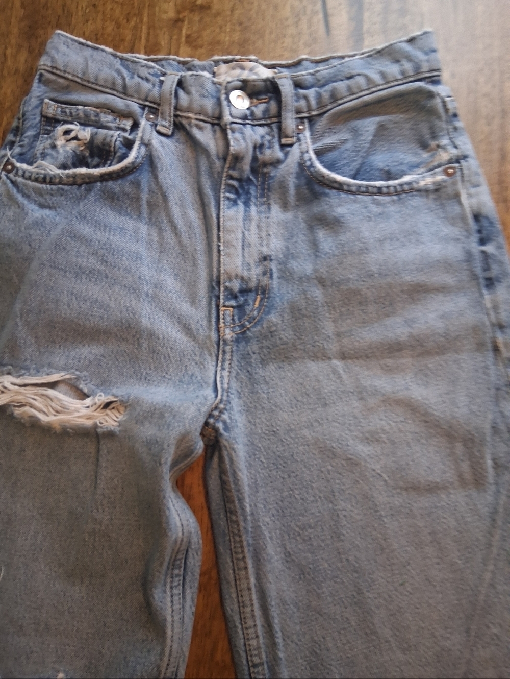 We The Free Distressed Light Wash Cropped Mom Jean 26 - Picture 2 of 5